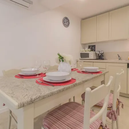 4 Pass Apartment *