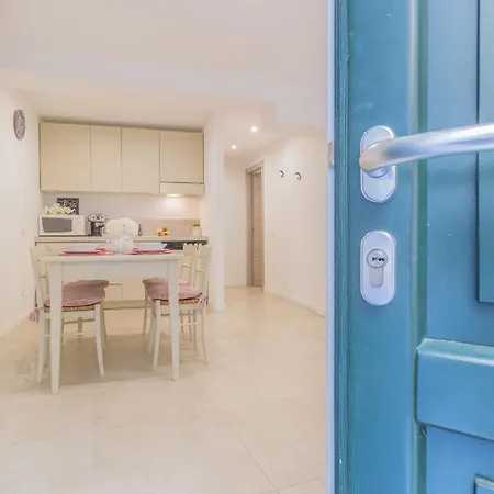 Apartment 4 Pass *